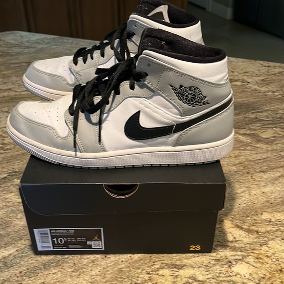 NIKE AIR JORDAN 1 Mid boys/men sneakers EUC. Size 10.5 black/white/grey - Picture 4 of 6